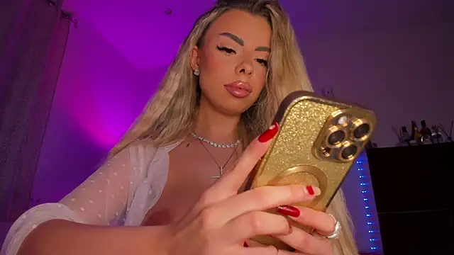 SerraVondeee online show from November 27, 2025, 9:28 pm