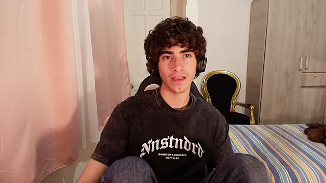 Nude Boy18 online show from October 7, 2025, 6:10 am