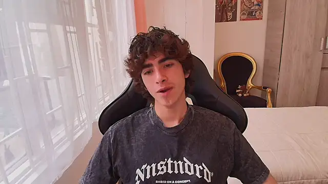 Nude Boy18 online show from October 23, 2025, 9:35 pm