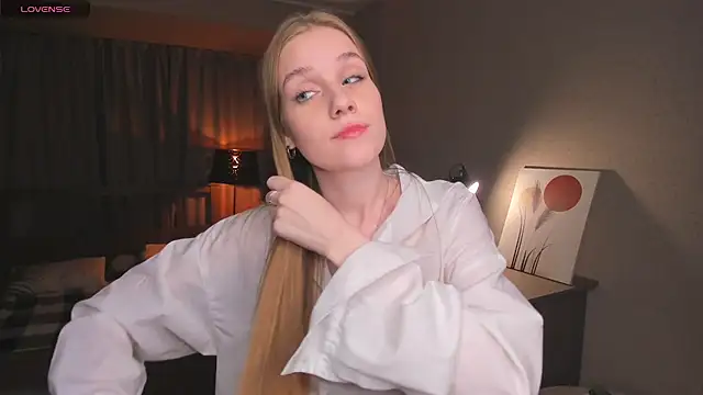 OdellaFrake online show from October 16, 2025, 7:37 pm