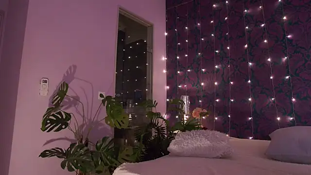 CherrRoses online show from October 12, 2025, 4:50 pm