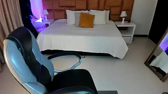 Catti Brie online show from October 1, 2025, 11:38 am