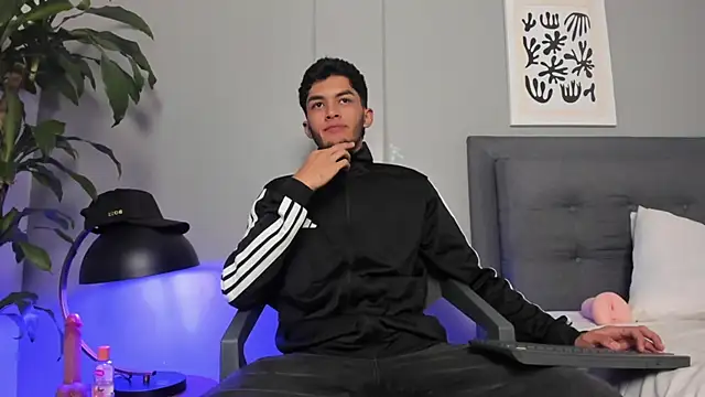 Tylerffoxx online show from June 19, 2026, 9:51 pm