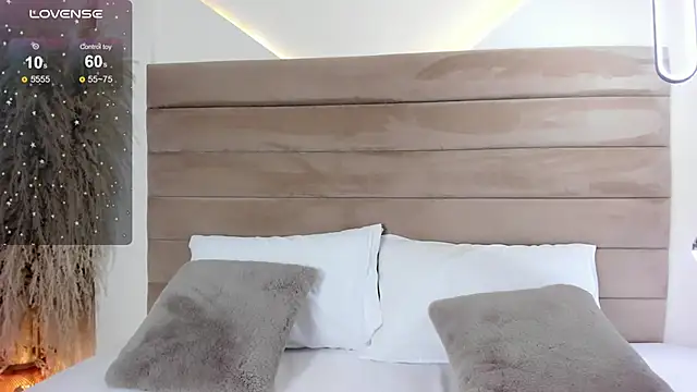 CarolineLee  online show from September 9, 2025, 10:53 pm