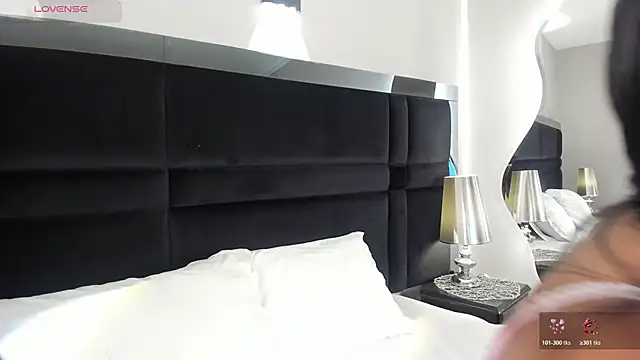 CarolineLee  online show from April 13, 2026, 10:37 pm