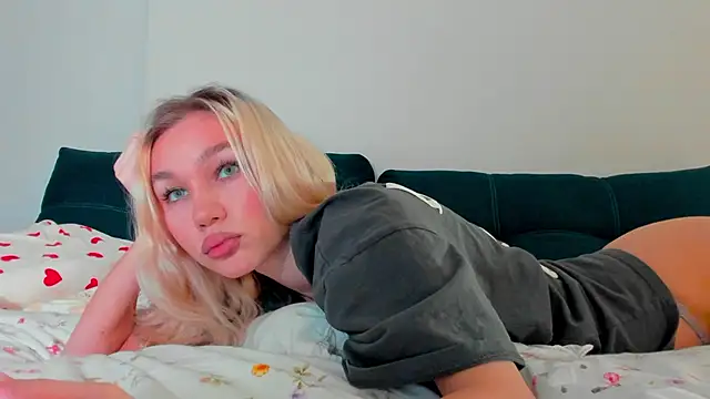 cuteleraay online show from November 26, 2025, 8:21 pm