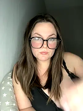 whitequeen xxx online show from November 6, 2025, 9:15 pm