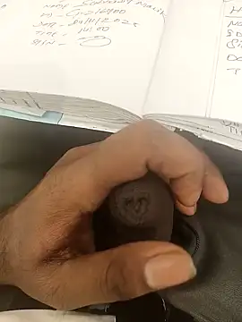 hotboy43339 online show from November 28, 2025, 4:48 am