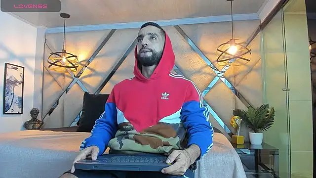 Yiyo10  online show from April 23, 2026, 4:24 am