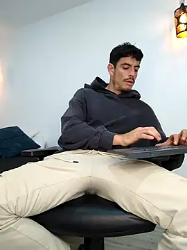 Snapshot of damian_bull chatting on September 11, 2025, 7:36 pm damian bull online show from September 11, 2025, 7:36 pm