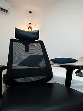 Snapshot of damian_bull chatting on September 25, 2025, 8:12 pm damian bull online show from September 25, 2025, 8:12 pm