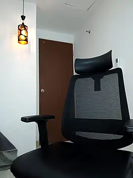 Snapshot of damian_bull chatting on October 14, 2025, 7:36 pm damian bull online show from October 14, 2025, 7:36 pm