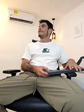 Snapshot of damian_bull chatting on October 17, 2025, 7:16 pm damian bull online show from October 17, 2025, 7:16 pm