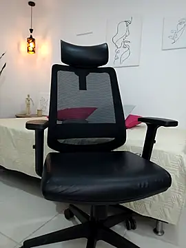 Snapshot of damian_bull chatting on October 26, 2025, 7:42 pm damian bull online show from October 26, 2025, 7:42 pm