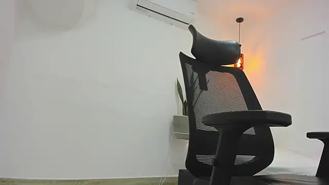 Snapshot of damian_bull chatting on November 1, 2025, 8:33 pm damian bull online show from November 1, 2025, 8:33 pm