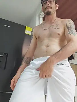 Snapshot of damian_bull chatting on November 12, 2025, 7:35 pm damian bull online show from November 12, 2025, 7:35 pm