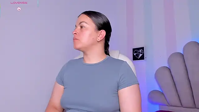 Snapshot of Ariah_Walker_ chatting on October 28, 2025, 4:05 am Ariah Walker online show from October 28, 2025, 4:05 am