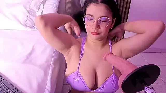 LunaRosse  online show from December 18, 2025, 11:49 am