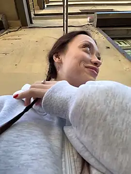 Snapshot of EstaVista chatting on September 28, 2025, 12:21 pm EstaVista online show from September 28, 2025, 12:21 pm