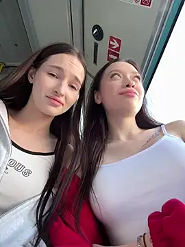 Snapshot of EstaVista chatting on October 8, 2025, 9:07 am EstaVista online show from October 8, 2025, 9:07 am