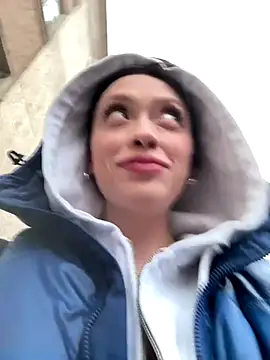 Snapshot of EstaVista chatting on November 13, 2025, 12:15 pm EstaVista online show from November 13, 2025, 12:15 pm