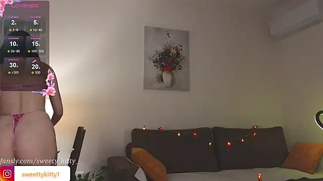 sweettykitty online show from October 12, 2025, 3:44 pm