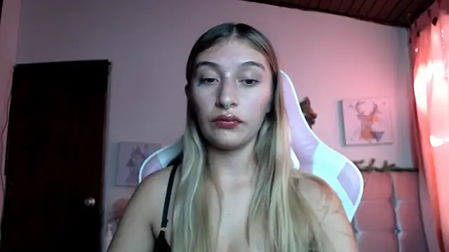 SophiaaLee online show from April 24, 2026, 9:39 pm