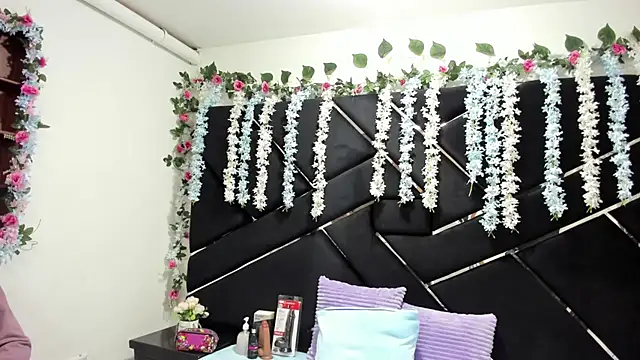 Nanis James online show from September 28, 2025, 3:01 am