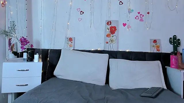 Snapshot of AmaraMoon_ chatting on November 5, 2025, 7:14 pm AmaraMoon online show from November 5, 2025, 7:14 pm