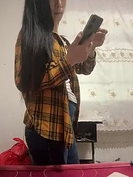 crhong666 online show from April 12, 2026, 12:37 am