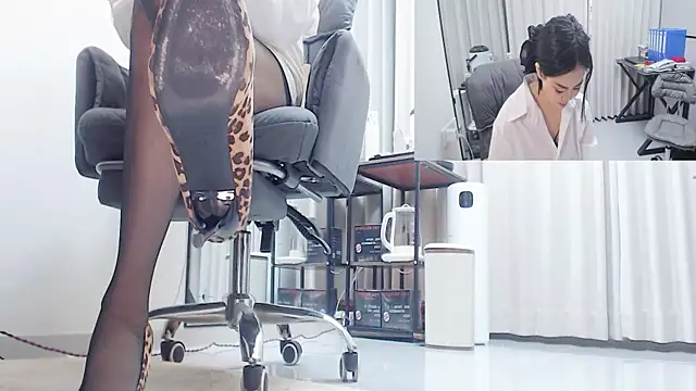 Eileen-L online show from February 9, 2026, 5:11 am