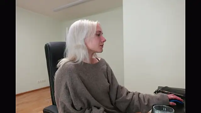 Snapshot of Laura_Chaplin chatting on October 22, 2025, 5:13 pm Laura Chaplin online show from October 22, 2025, 5:13 pm