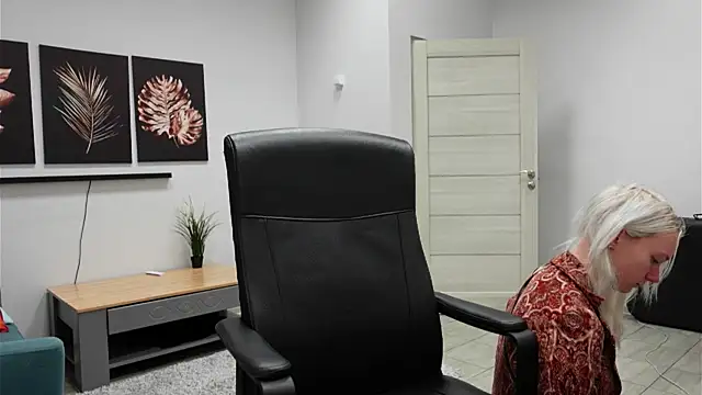 Snapshot of Laura_Chaplin chatting on November 6, 2025, 5:36 pm Laura Chaplin online show from November 6, 2025, 5:36 pm