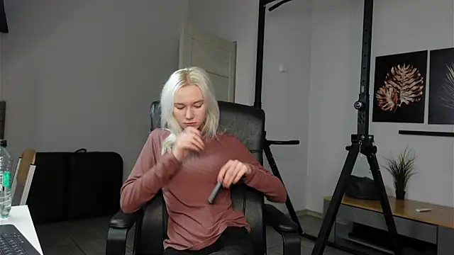 Snapshot of Laura_Chaplin chatting on November 9, 2025, 6:44 am Laura Chaplin online show from November 9, 2025, 6:44 am