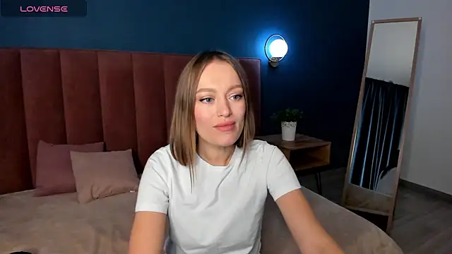 EvelynPoole online show from September 14, 2025, 1:27 am