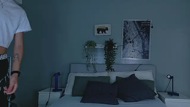 Nickifox   online show from December 15, 2025, 7:29 pm