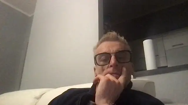 Axl hot online show from November 22, 2025, 7:57 pm