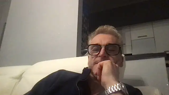 Axl hot online show from December 4, 2025, 8:17 pm