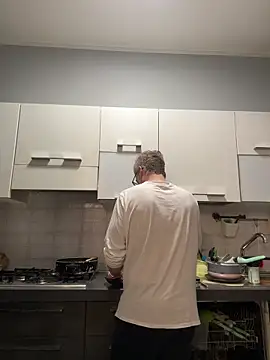 Axl hot online show from April 13, 2026, 6:35 pm