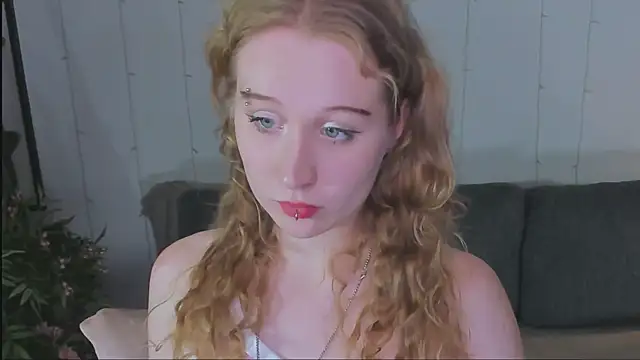 Snapshot of Astra_mluse chatting on October 18, 2025, 4:19 pm Astra mluse online show from October 18, 2025, 4:19 pm