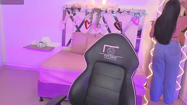 ZURY TAY online show from October 3, 2025, 11:51 am