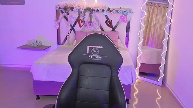 ZURY TAY online show from October 16, 2025, 11:33 am