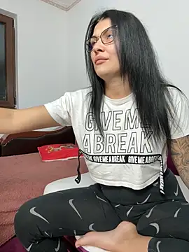 MiaKiittyy online show from October 4, 2025, 4:38 pm