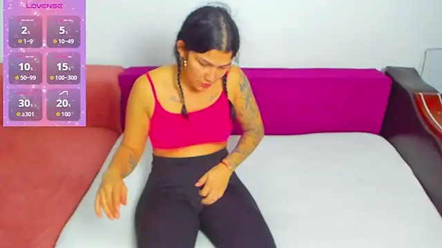 MiaKiittyy online show from October 8, 2025, 4:37 pm