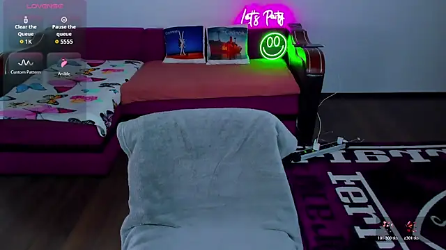 MiaKiittyy online show from December 1, 2025, 1:32 am