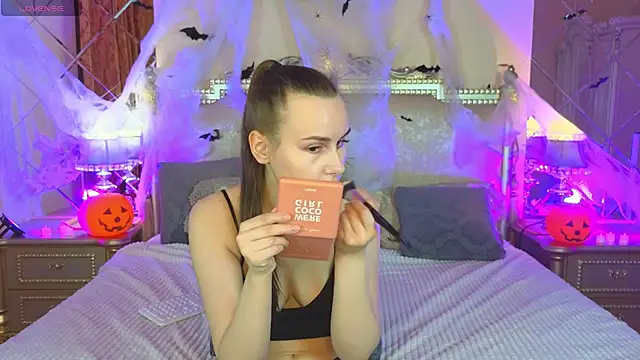 Kelly Cartier online show from October 27, 2025, 12:42 pm