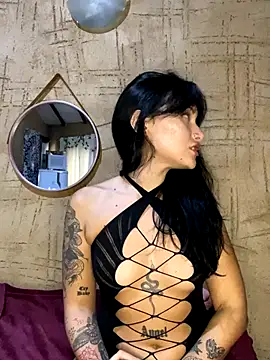 jepetitoiseau online show from October 21, 2025, 7:03 pm