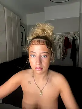 Snapshot of Aurorajadex chatting on October 10, 2025, 9:52 am Aurorajadex online show from October 10, 2025, 9:52 am