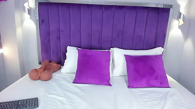 ElaraDusk online show from October 22, 2025, 4:46 am