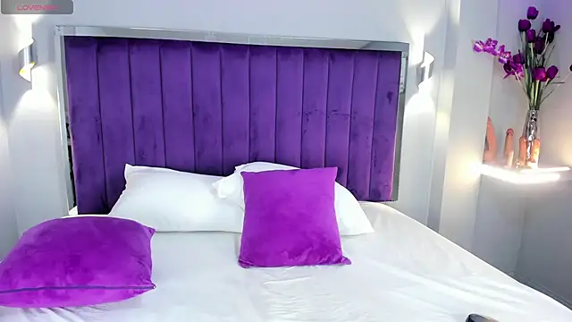 ElaraDusk online show from October 25, 2025, 4:31 am